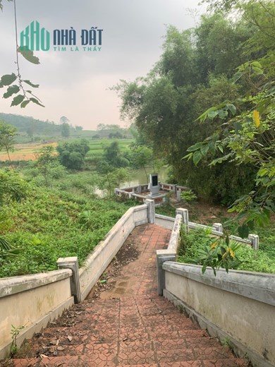 Gia đình có việc cần chuyển nhượng lô đất rộng full thổ cư. giá chỉ 25 tr/m2. Gần Di tích Quốc gia