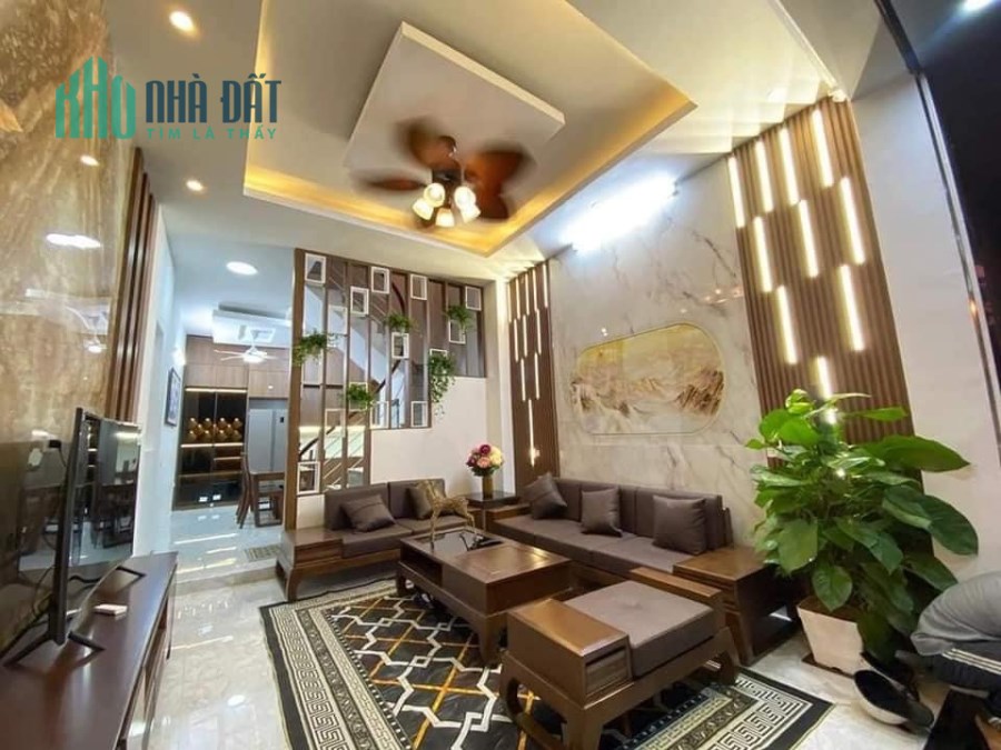 Nhà đẹp – Ô tô gần - Ở ngay Lạc Long Quân giá gật mình 5 tỷ 3