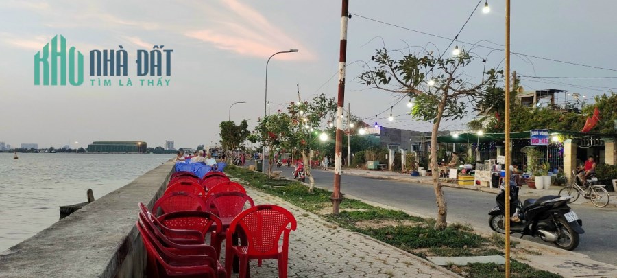 bán nhà ngay phà bình khánh mặt tiền bờ kè kinh doanh tốt.