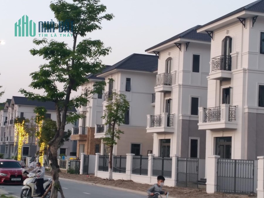 BIỆT THỰ  VƯỜN CHỈ CÁCH LONG BIÊN 6 Km NGAY GIÁP CHỢ NINH HIỆP GIÁ  BẰNG 1/3 GIA LÂM