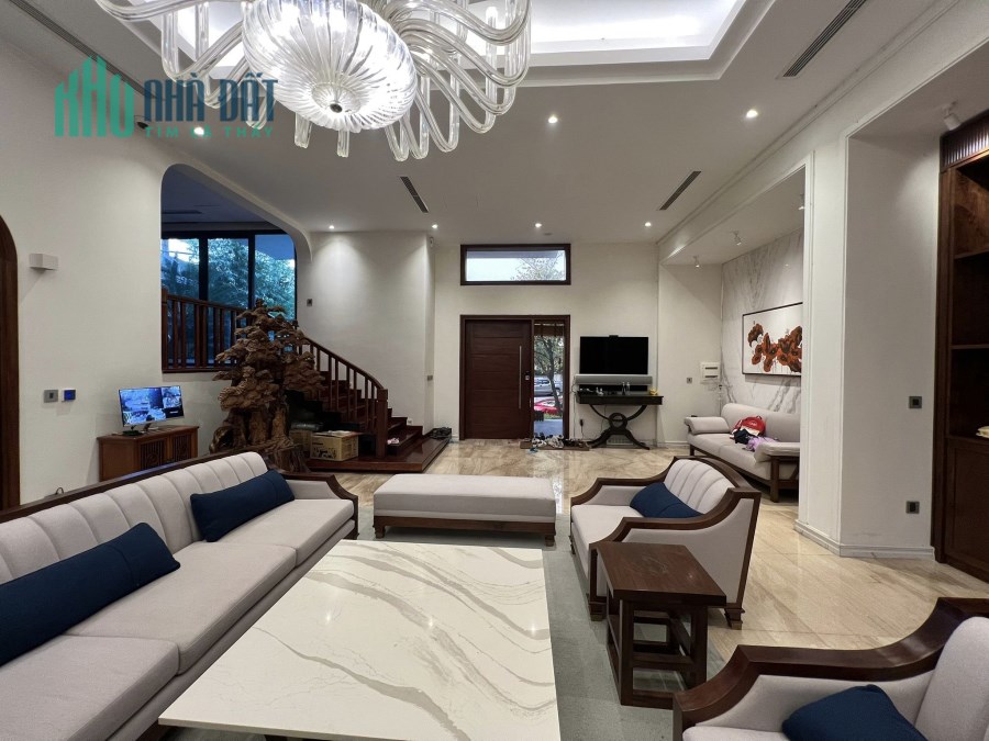 SIÊU PHẨM BIỆT THỰ - ĐẲNG CẤP NHẤT CIPUTRA - THANG MÁY HIỆN ĐẠI - VEW SÔNG VÀ SÂN GOLF.