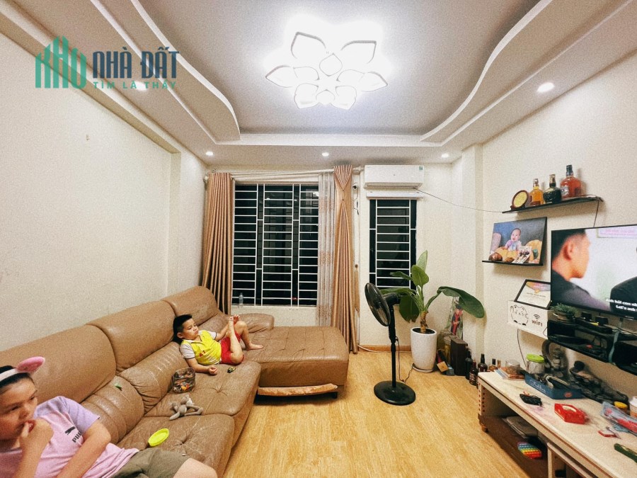 Bán nhà siêu đẹp  Trung Kính, Cầu Giấy, 45m2, 5 tầng, MT 4.5m,   gần bãi gửi xe ô tô, giá 6 tỷ 6.