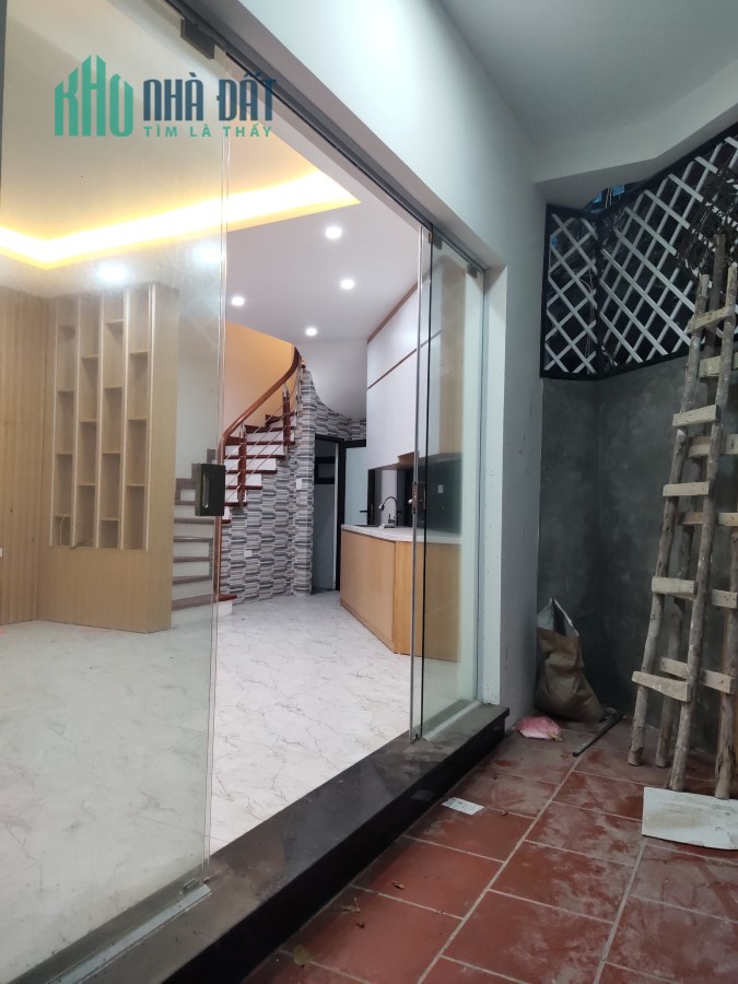 Chính chủ bán nhà ngõ Văn Chương 2 diện tích 42 m2 xây mới 5 tầng 3 mặt thoáng 5,2 tỷ
