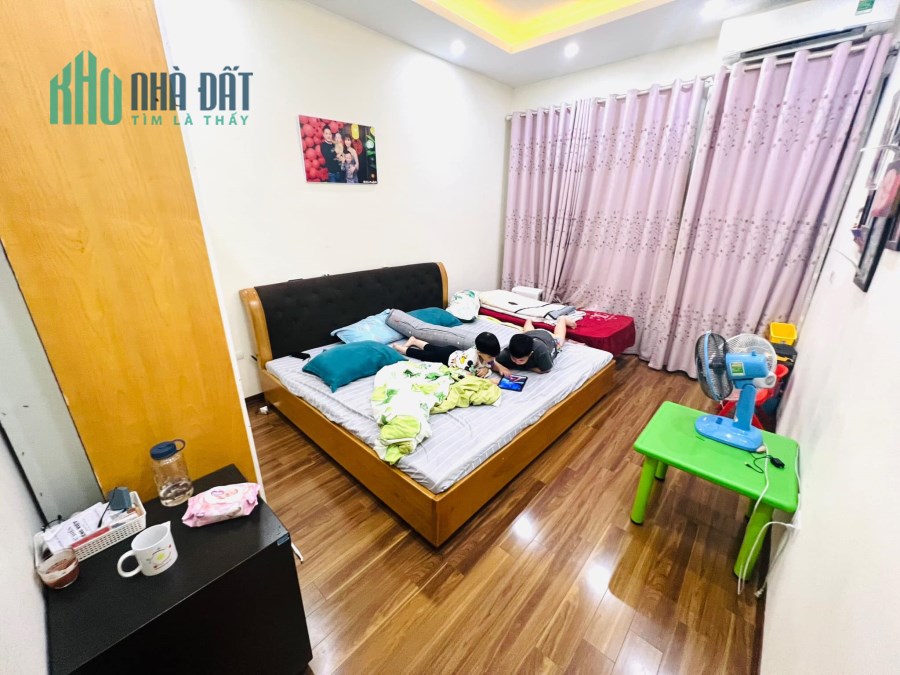 Bán nhà ngõ 132 Cầu Giấy, 52m2, 4 tầng, ô tô đỗ cửa, kinh doanh, giá 12 tỷ
