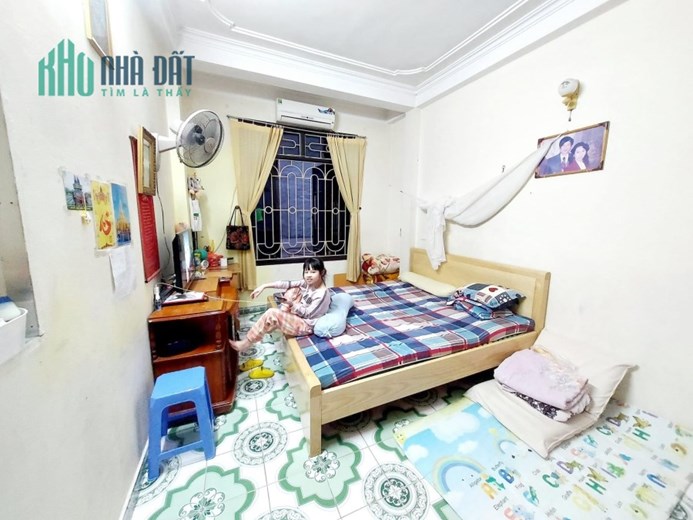 Bán gấp nhà Hoàng Hoa Thám,cách phố 60m,4 tầng dân xây,27m2,mt:3,3m