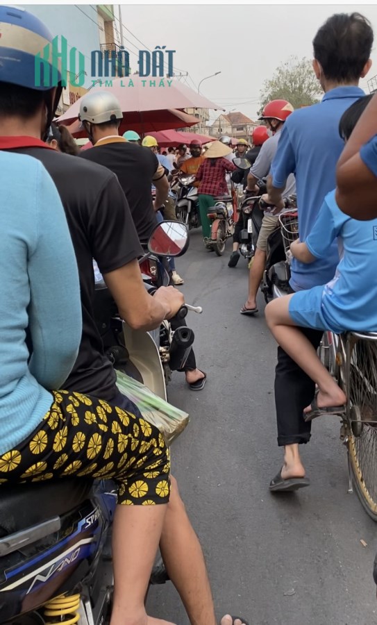 Do có nhu cầu mở nhà hàng nên e cần sang lại vựa hải sản nằm trong chợ thuận giao nhỏ, chợ đông