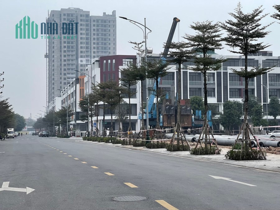 BÁN NHÀ PHỐ ĐỨC GIANG - LÔ GÓC-  NHIỀU Ô TÔ ĐỖ CỬA 30M ,2 TỶ 2, HÀNG XÓM BÌNH MINH GARDEN.