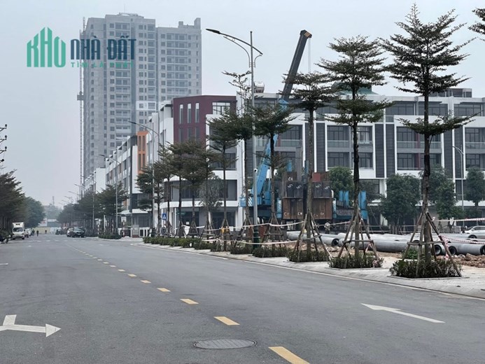 BÁN NHÀ PHỐ ĐỨC GIANG - LÔ GÓC-  NHIỀU Ô TÔ ĐỖ CỬA 30M ,2 TỶ 2, HÀNG XÓM BÌNH MINH GARDEN.