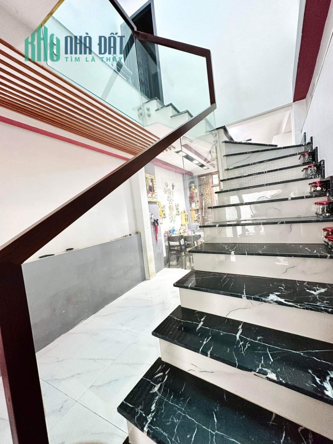 Bán nhà ngay Công viên Phú Nhuận, 40m2 2 Tầng, nhà đẹp, tài chính nhỏ, 4.6 Tỷ TL