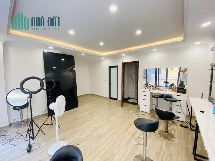 BÁN NHÀ TẦNG THANG MÁY - THIẾT KẾ HIỆN ĐẠI SANG TRỌNG TIỆN NGHI - FULL NỘI THẤT - 5M RA Ô TÔ - KINH