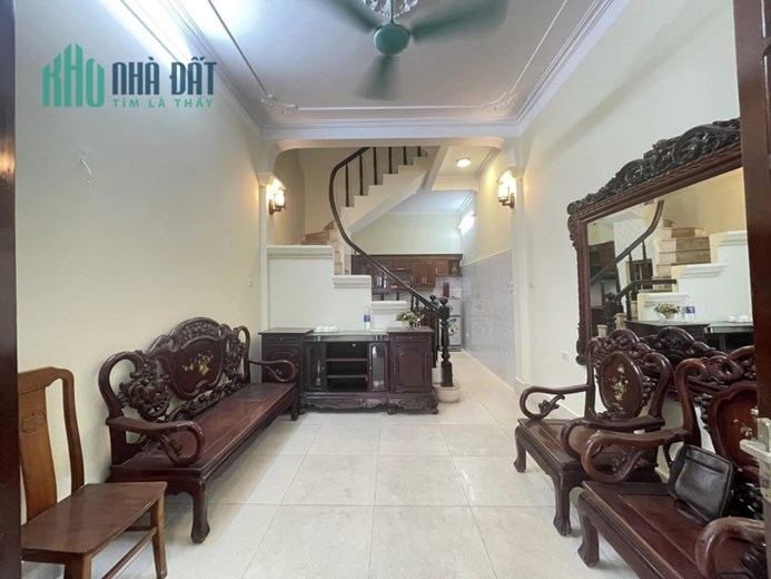 Bán nhà phố Tân Mai, 42m x 5, Phân lô, ô tô, Giá 4 tỷ 700