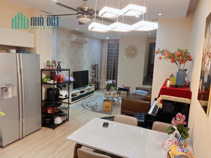Cần bán căn  R2 Royal City tầng trung