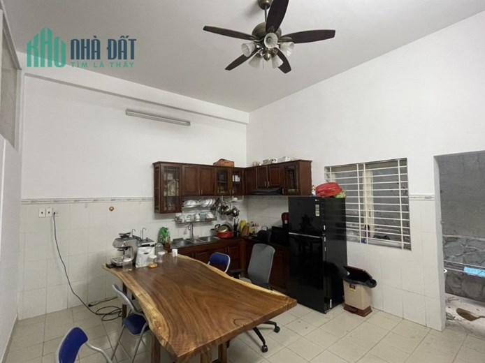 Nhà nguyên căn hiện tại đang làm văn phòng BDS.Mới ,sạch,đẹp.Muốn sang nhượng lại.Đầu tư 850tr sang