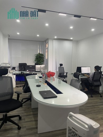 Nhà nguyên căn hiện tại đang làm văn phòng BDS.Mới ,sạch,đẹp.Muốn sang nhượng lại.Đầu tư 850tr sang
