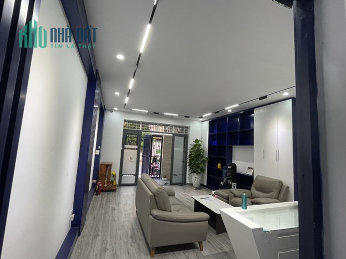 Nhà nguyên căn hiện tại đang làm văn phòng BDS.Mới ,sạch,đẹp.Muốn sang nhượng lại.Đầu tư 850tr sang