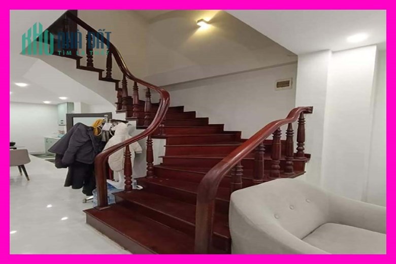 Bán nhà đẹp gần phố Vĩnh Hồ, Đống Đa, Hà Nội - Nhà 4 tầng, xe hơi đỗ cửa, giá hơn 5 tỷ