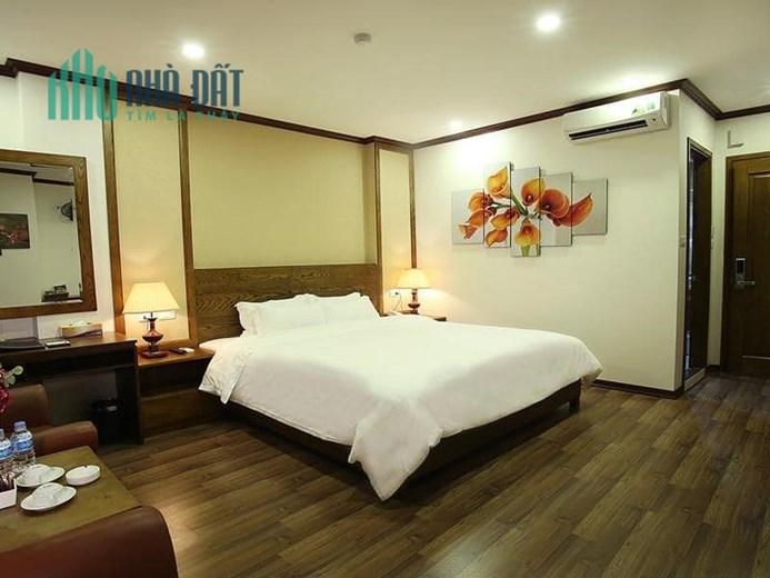 Bán khách sạn mặt phố Yên Phụ, view Hồ Tây, 8 tầng, 32 phòng, MT 12m, 180m2, 75 tỷ
