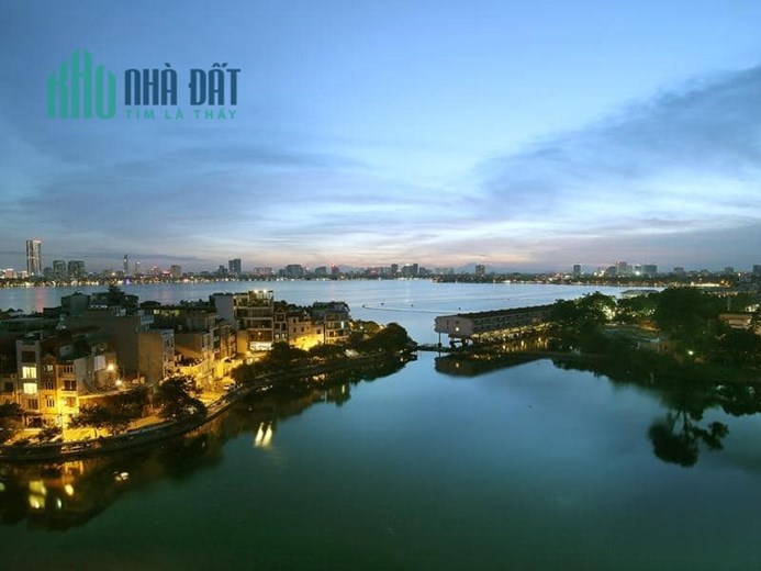 Bán khách sạn mặt phố Yên Phụ, view Hồ Tây, 8 tầng, 32 phòng, MT 12m, 180m2, 75 tỷ