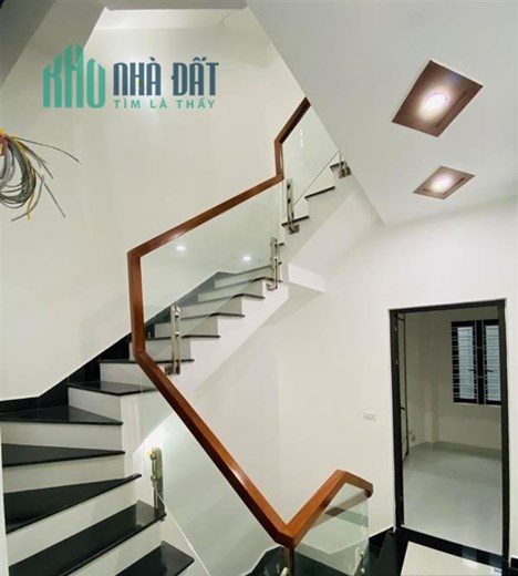 Bán nhà ngõ 440 Chợ Hàng Mới, 40m 4 tầng mới tinh lô góc, GIÁ rẻ chỉ 2.3 tỉ, ô.tô tận cửa