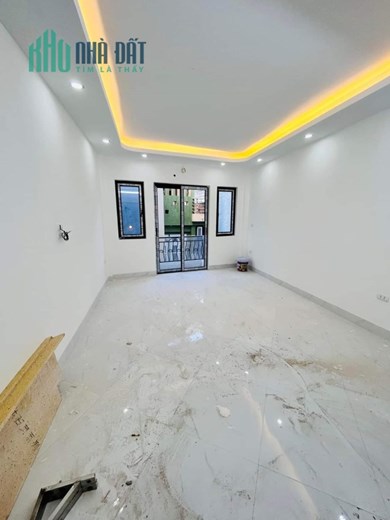 4 tỷ nhà mới đẹp 5 tầng Đông Thiên, Lĩnh Nam, gần ô tô, sát phố, nhà thoáng rộng
