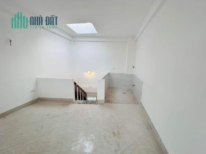4 tỷ nhà mới đẹp 5 tầng Đông Thiên, Lĩnh Nam, gần ô tô, sát phố, nhà thoáng rộng