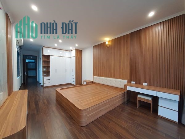 Cần bán gấp nhà Hoàng Cầu, Đống Đa 95m, 5 tầng, mt 5.5m, giá 18.5 tỷ.