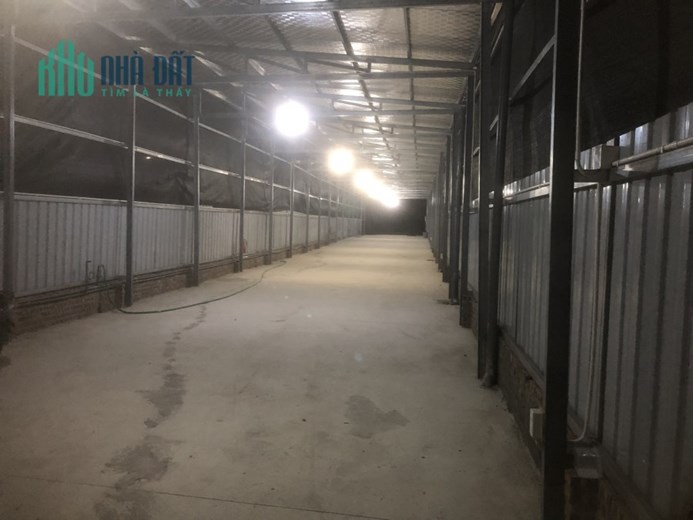 Nhà em cho thuê mặt bằng xưởng, kho bãi với diện tích 420 mét vuông, dài 80 rộng 60, mặt đường rộng