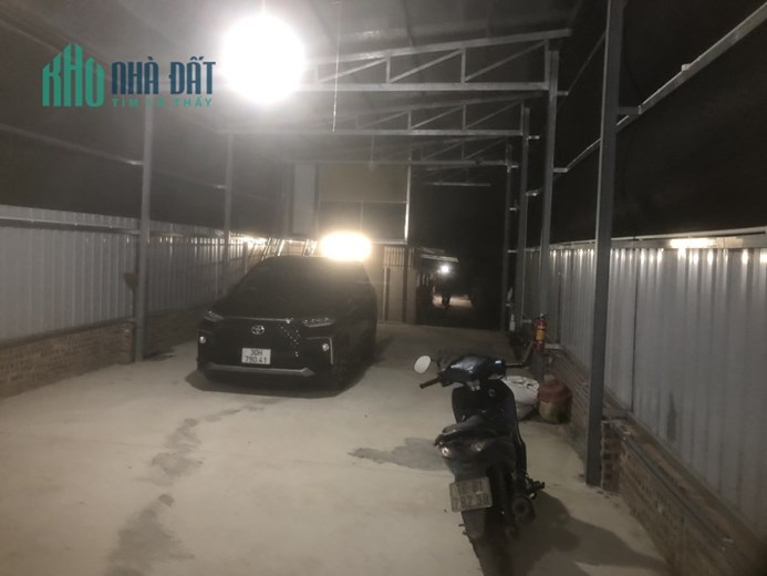 Nhà em cho thuê mặt bằng xưởng, kho bãi với diện tích 420 mét vuông, dài 80 rộng 60, mặt đường rộng
