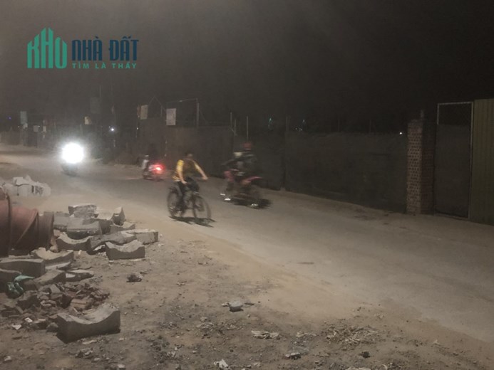 Nhà em cho thuê mặt bằng xưởng, kho bãi với diện tích 420 mét vuông, dài 80 rộng 60, mặt đường rộng