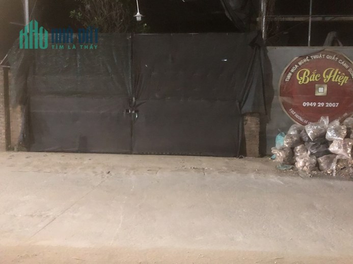 Nhà em cho thuê mặt bằng xưởng, kho bãi với diện tích 420 mét vuông, dài 80 rộng 60, mặt đường rộng