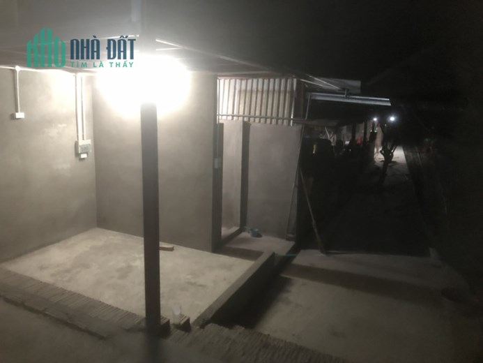 Nhà em cho thuê mặt bằng xưởng, kho bãi với diện tích 420 mét vuông, dài 80 rộng 60, mặt đường rộng