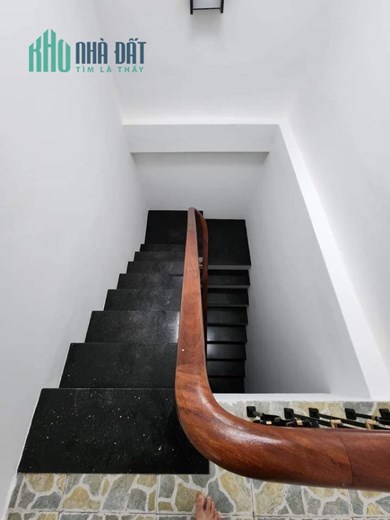 Bán nhà giáp bát 50m2 x5T,giá 4,5 tỷ,ngõ nông,rộng,đẹp,ở luôn