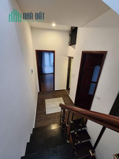 Bán nhà giáp bát 50m2 x5T,giá 4,5 tỷ,ngõ nông,rộng,đẹp,ở luôn