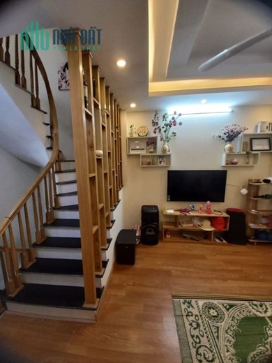 Chính chủ bán nhà Đường Láng 40m2 giá 3,8 tỷ. Vị trí đẹp, an ninh tốt