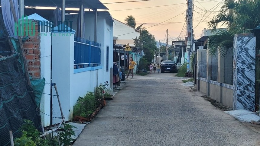 Bán đất tặng nhà cách bãi tắm biển 60m ở p.Cam Phúc Nam
