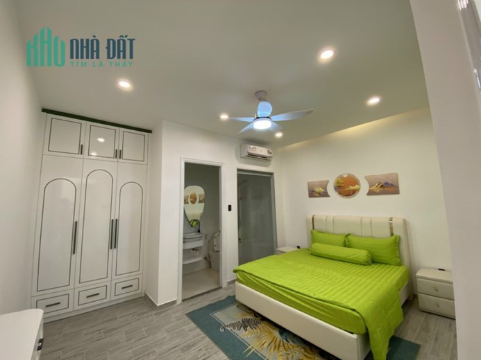 Biệt thự 1 trệt 2 lầu, thiết kế thông thoáng, đẹp và hiện đại.