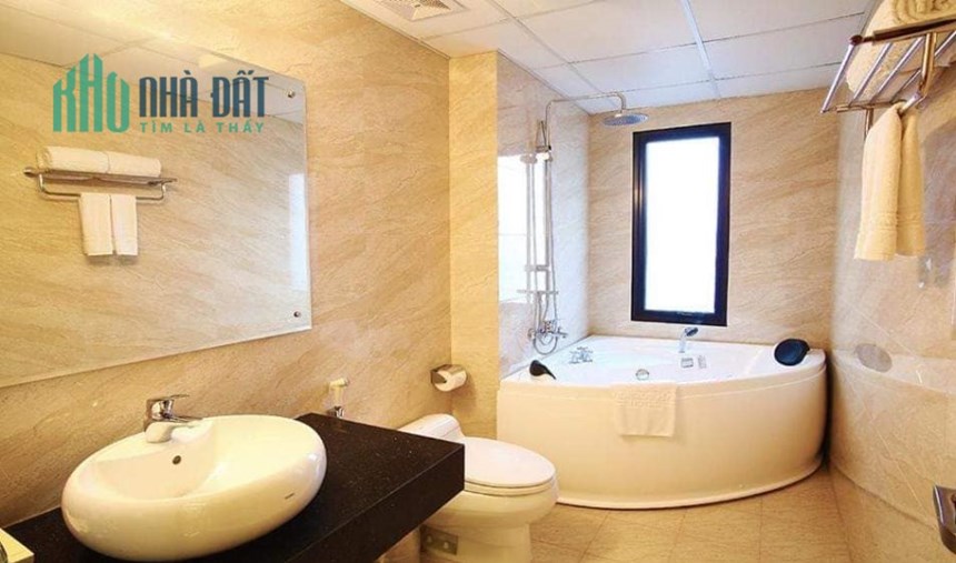 Bán khách sạn 4 sao mặt phố Nguyễn Đình Hoàn, CG, DT 2tỷ/tháng, 350m2, MT 12m, 150 tỷ