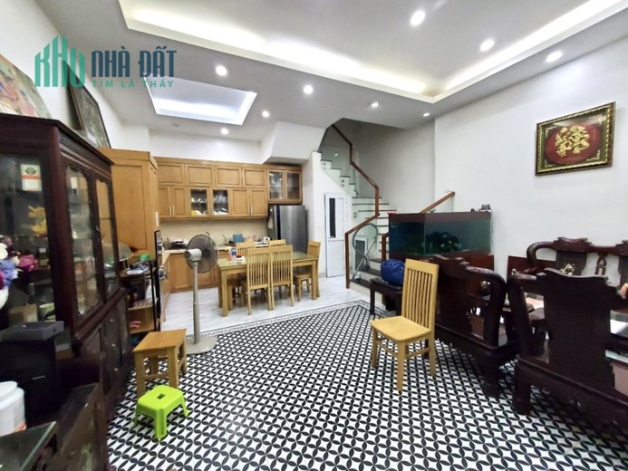 Bán nhà phân lô oto Trần Quang Diệu, Đống Đa, 61m2x4, 11.2 tỷ, vị trí VIP, sát UBND, an sinh đẳng