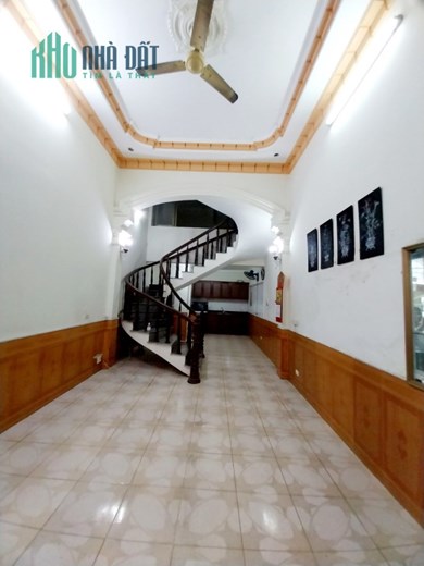 Bán nhà ngõ 562 Nguyễn Văn Linh, 46m 3 tầng, sân cổng riêng, ô.tô tận cửa GIÁ 2.65 tỉ