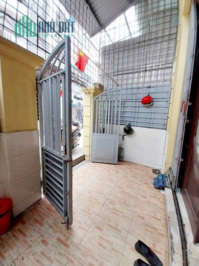Bán nhà ngõ 562 Nguyễn Văn Linh, 46m 3 tầng, sân cổng riêng, ô.tô tận cửa GIÁ 2.65 tỉ