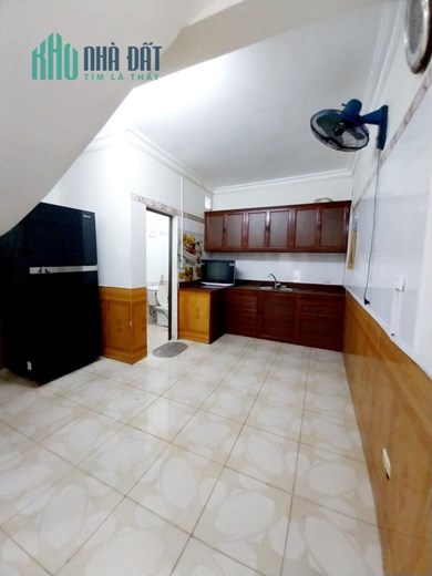 Bán nhà ngõ 562 Nguyễn Văn Linh, 46m 3 tầng, sân cổng riêng, ô.tô tận cửa GIÁ 2.65 tỉ