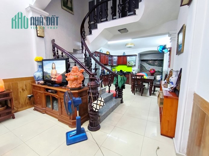Bán nhà dân xây độc lập, sân cổng riêng, 80m 4 tầng, GIÁ 5.6 tỉ phố Chu Văn An