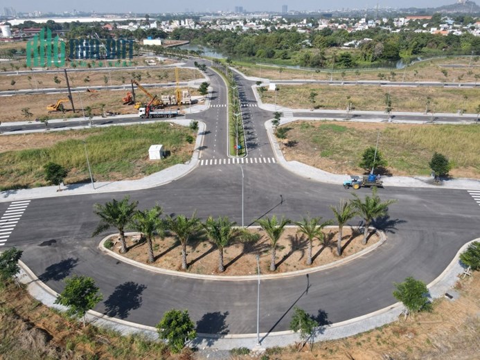 Bán lô đất sát sông, CHÍNH CHỦ cần tiền bán gấp vị trí cực đẹp. Kinh doanh sầm uất. Liên hệ ngay để
