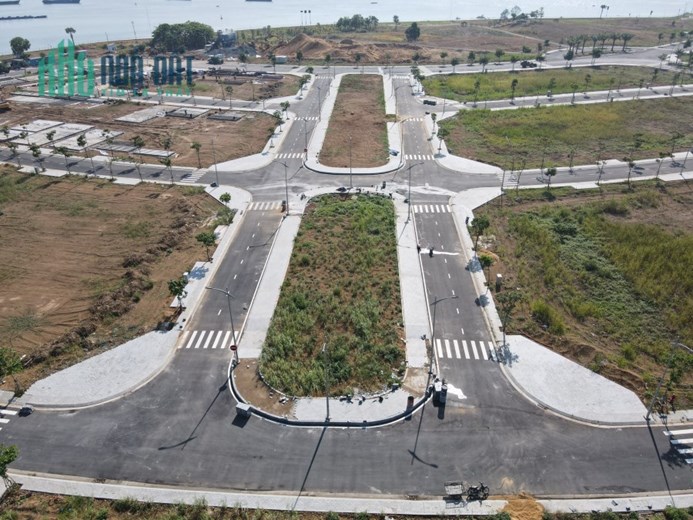 Bán lô đất sát sông, CHÍNH CHỦ cần tiền bán gấp vị trí cực đẹp. Kinh doanh sầm uất. Liên hệ ngay để