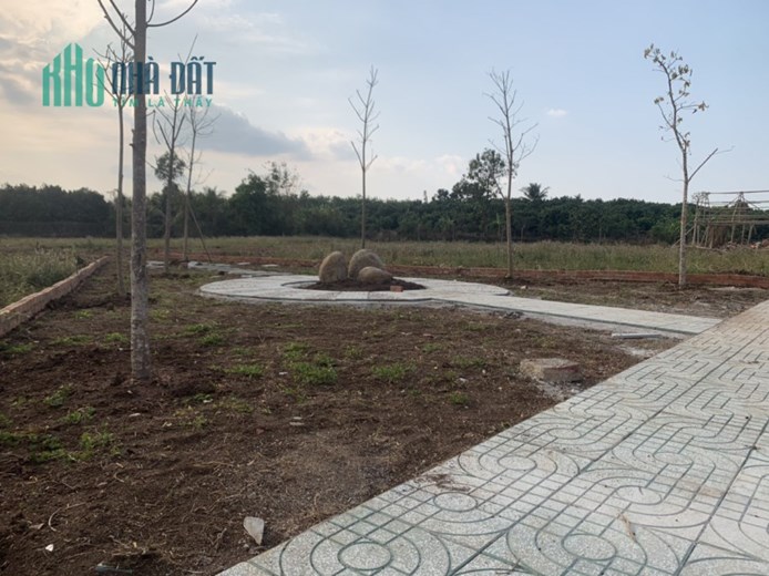 KẸT TIỀN CẦN BÁN LÔ ĐẤT NHỈNH 400TR SHR SANG TÊN CÔNG CHỨNG LIỀN TAY