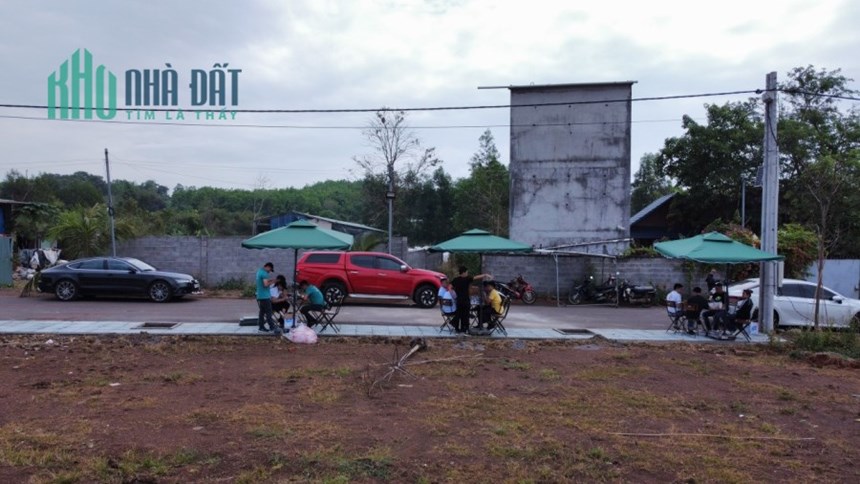 KẸT TIỀN CẦN BÁN LÔ ĐẤT NHỈNH 400TR SHR SANG TÊN CÔNG CHỨNG LIỀN TAY
