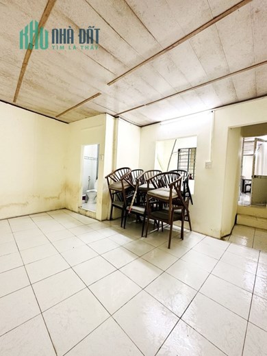 Cực gấp! Ngân hàng xiết nhà tháng 5! Nhà quận 3, Sát hxh. 63m2, 2lầu, vay 5tỷ. Bán hơn 4tỷ