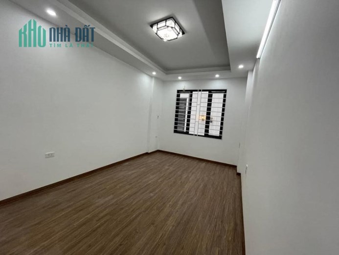 BÁN NHÀ THẠCH BÀN   NHÀ MỚI, ĐẸP 35 M 5TẦNG GIÁ 2.6 TỶ  NGÕ RỘNG GẦN Ô TÔ.