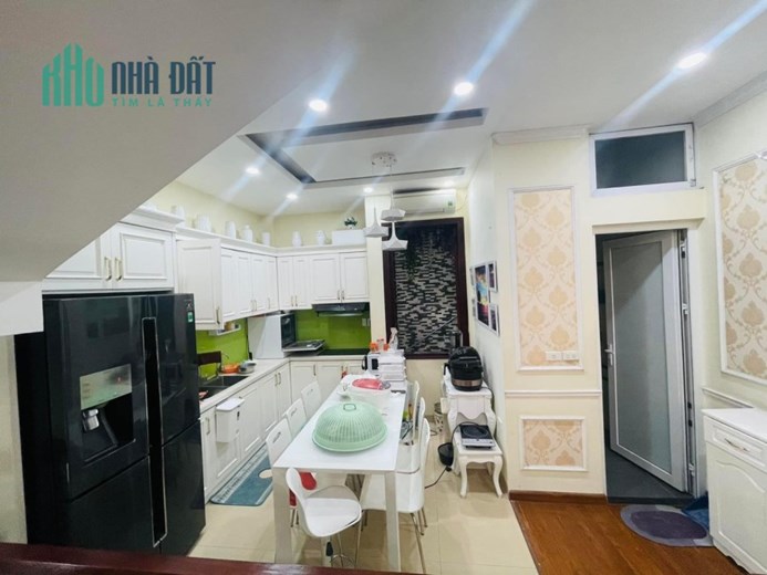 Phạm Tuấn Tài-Hoàng Quốc Việt-Cầu Giấy 48/55mx5 tầng 2 ô tô tránh vỉa hè rộng-dân trí cao.