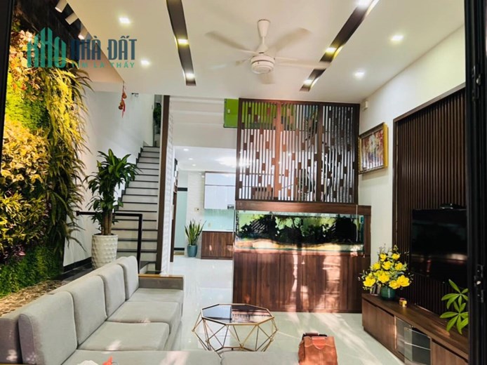 Bán nhà MP Nguyễn Văn Cừ, Long Biên, DT 87m, 5 tầng, Mặt tiền 5m, kinh doanh. Giá 18 tỷ